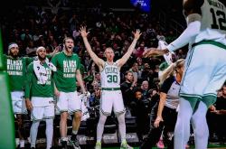 开云体育官方网站-凯尔特人轻取骑士，全队火力全开