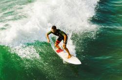 开云体育中国-暗夜迷宫，阿尔瓦雷斯与那场无解的F1街道赛对决