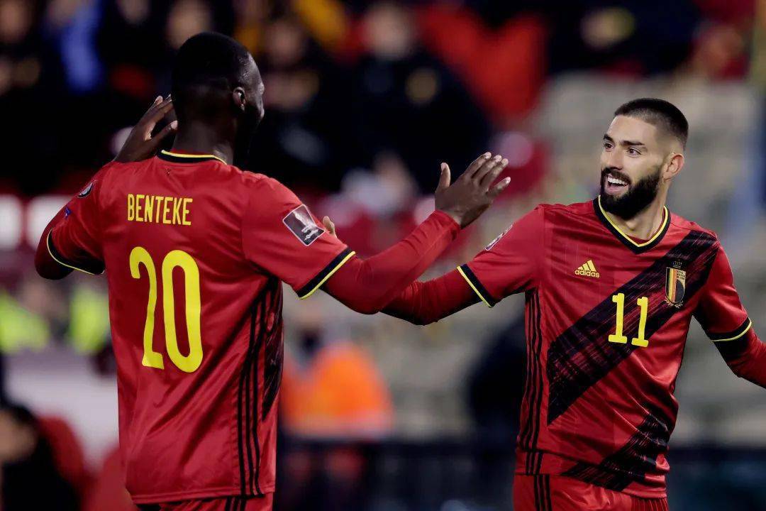 包含北马其顿惊险击败荷兰，提前出线破局的词条