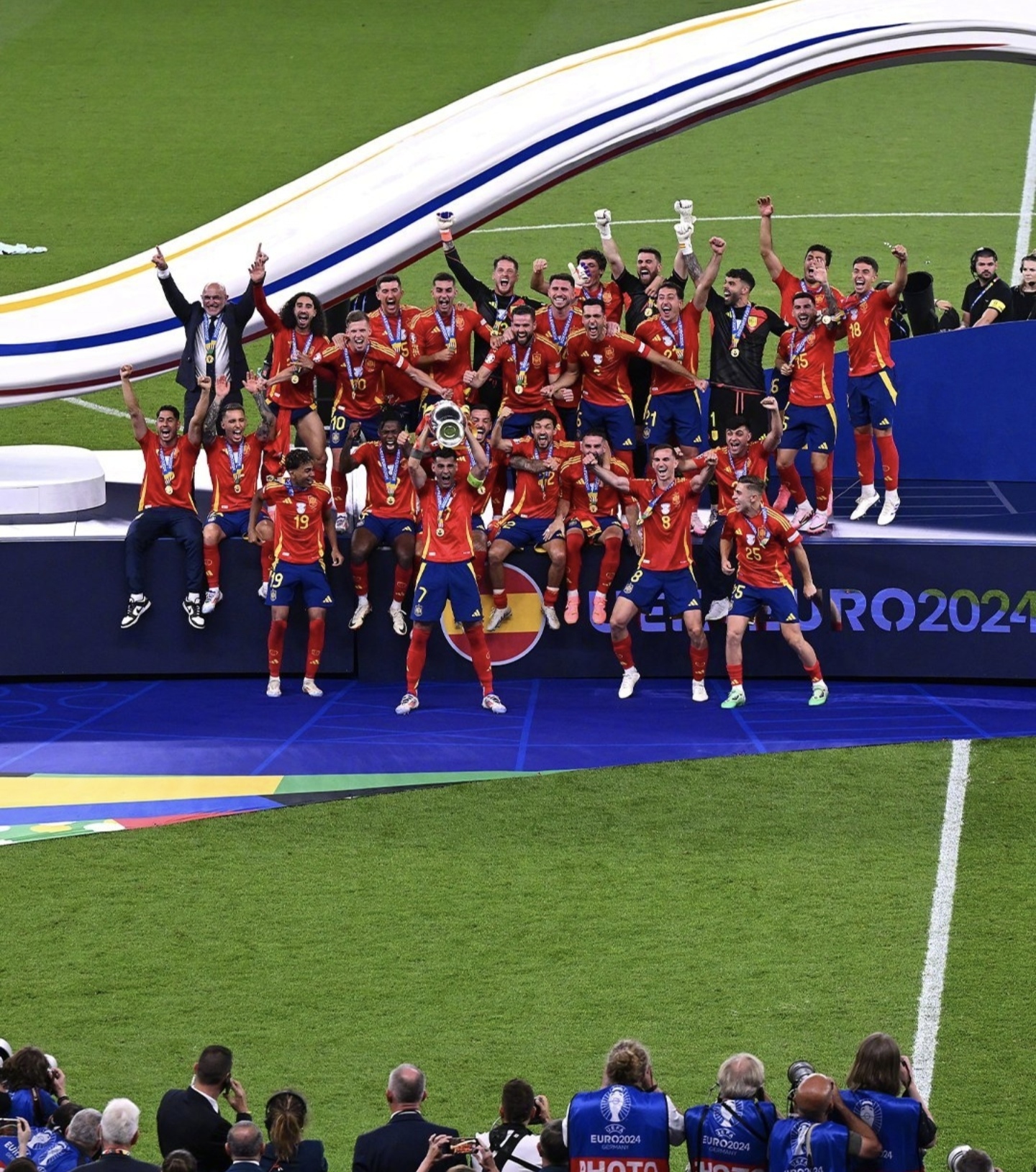 西班牙队在与墨西哥队的比赛中获胜