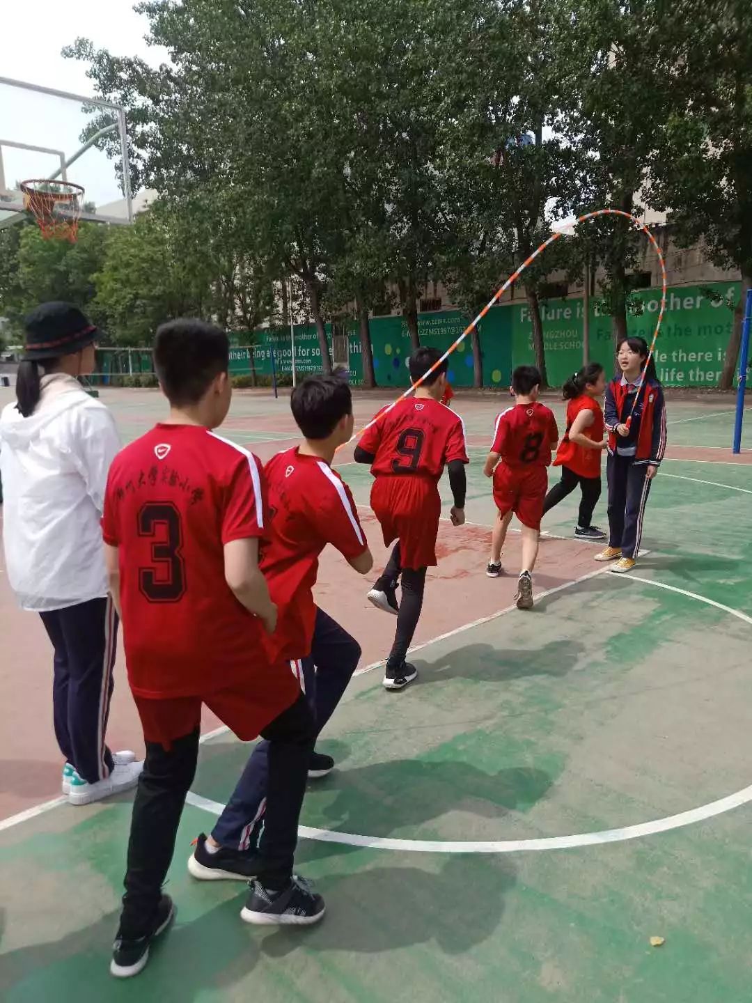 里尔队员奋勇争先，毫不留情夺冠