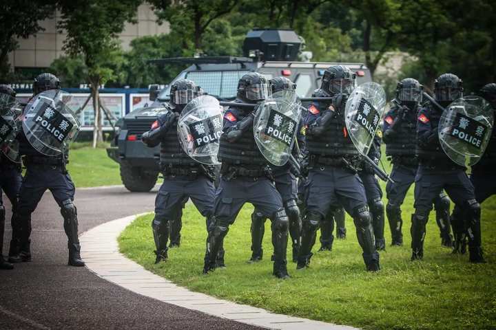 里尔队员奋勇争先，毫不留情夺冠