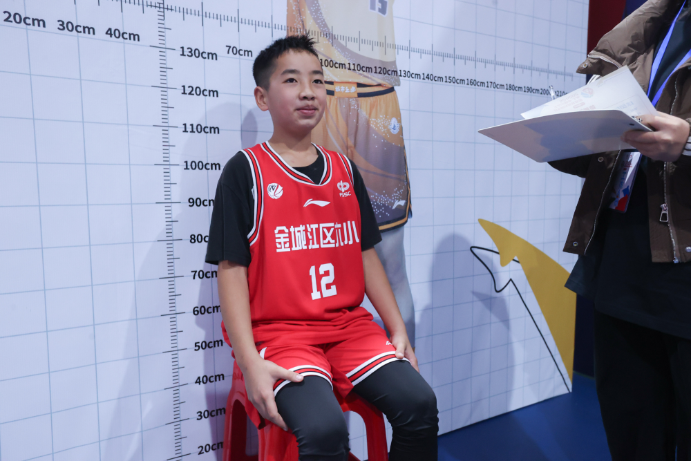 体能测试后的篮球对抗赛，小球员勇夺胜利的简单介绍