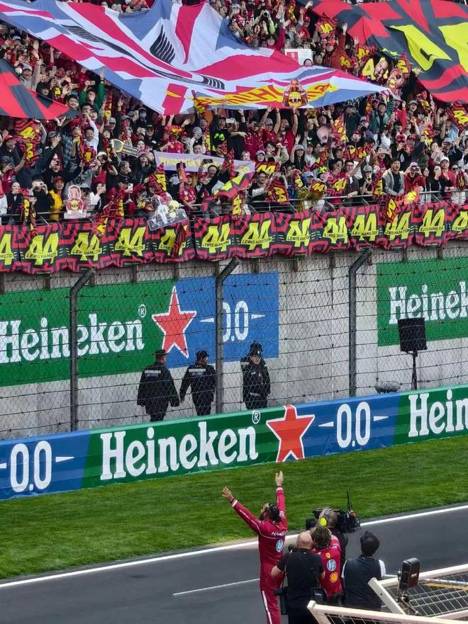 关于梅赛德斯轻取阿斯顿马丁，汉密尔顿统治全场的信息