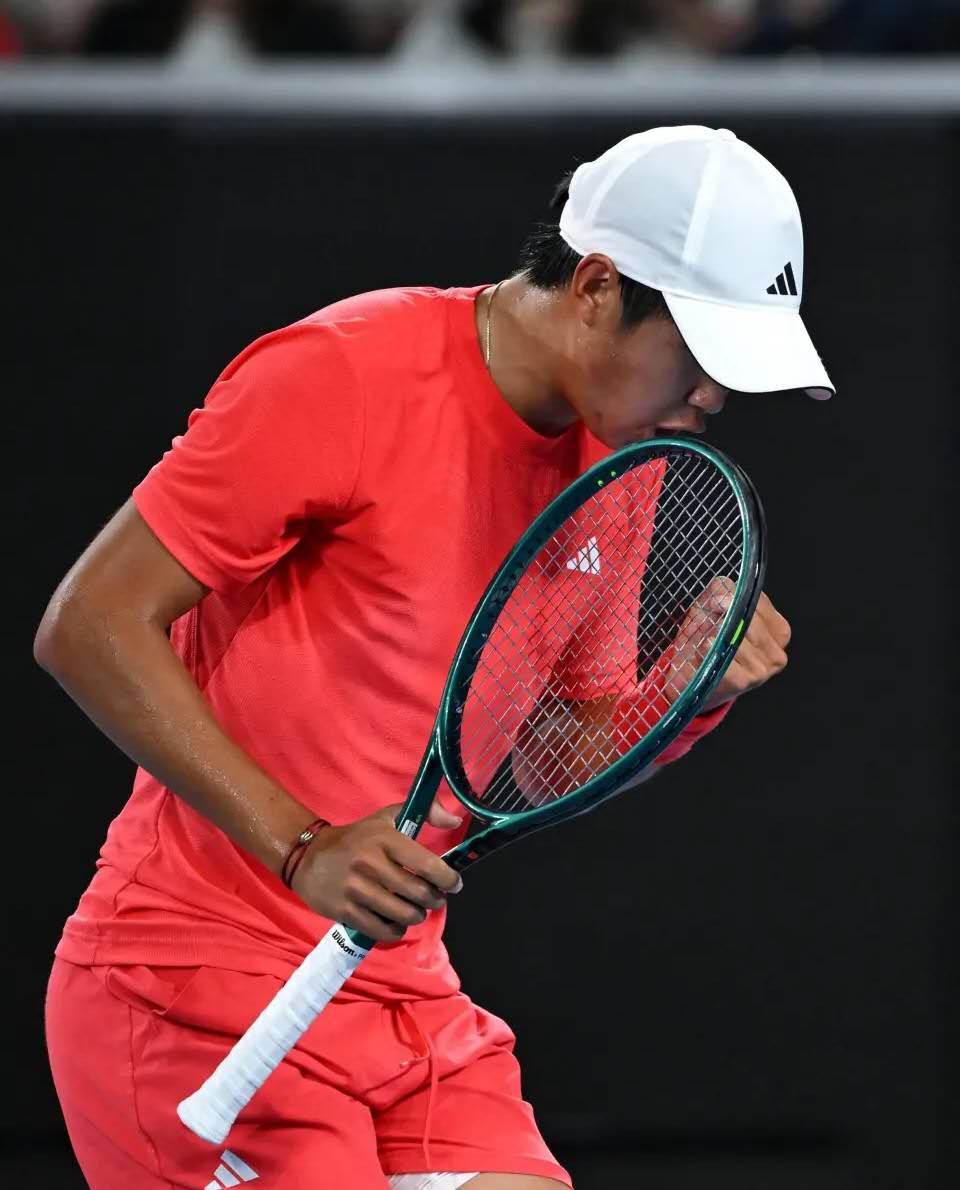 包含西班牙网球队力克德国网球队，费德勒三分雨点燃全场的词条